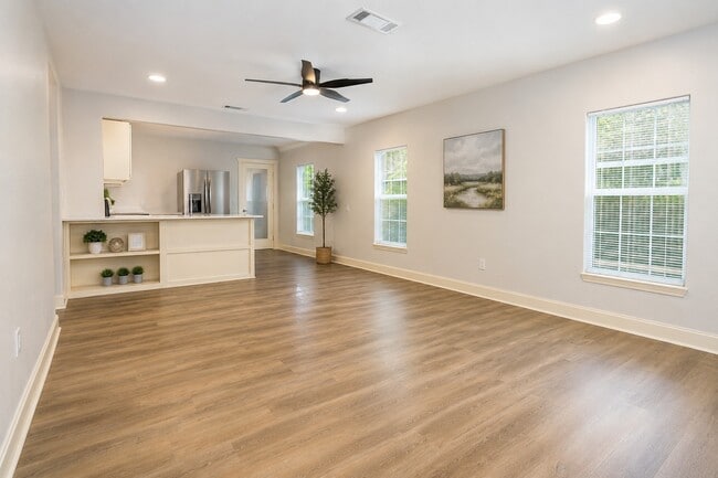 Building Photo - 1011 N Valderas St