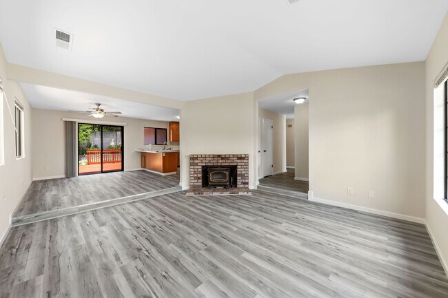 Building Photo - 404 Chaco Canyon Ct