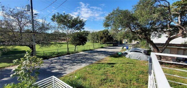 Foto del edificio - 3787 Thomas Ave