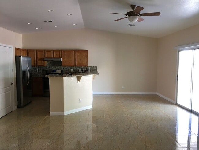 Building Photo - Great single-story home, 3brms, 2bath, 2crg.