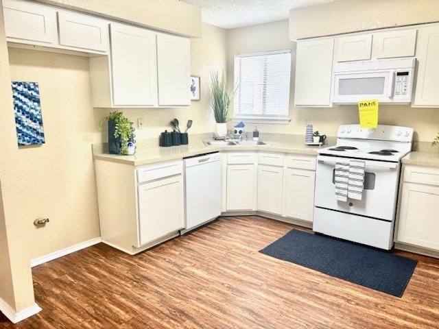 Building Photo - Townhouse! 2 bedroom 2.5 bath 2 car garage!