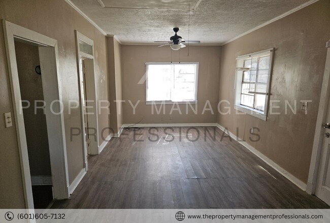 Building Photo - Really cute, traditional home in a Histori...