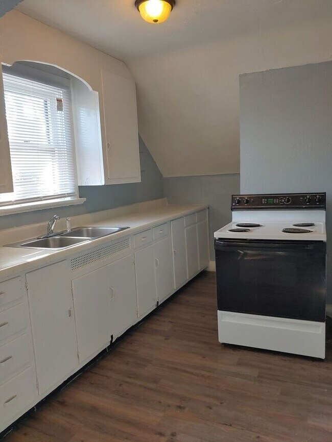 Building Photo - Charming Broadway Apartment!
