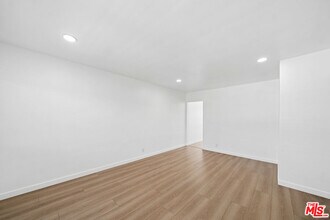 Building Photo - 252 S New Hampshire Ave