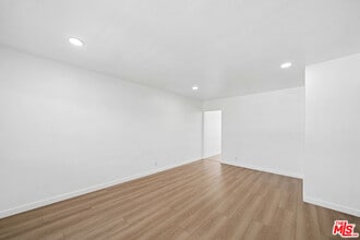 Building Photo - 252 S New Hampshire Ave