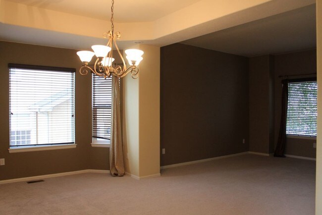 Building Photo - 6 Bed 3.5 Bath Monument Home w/AC
