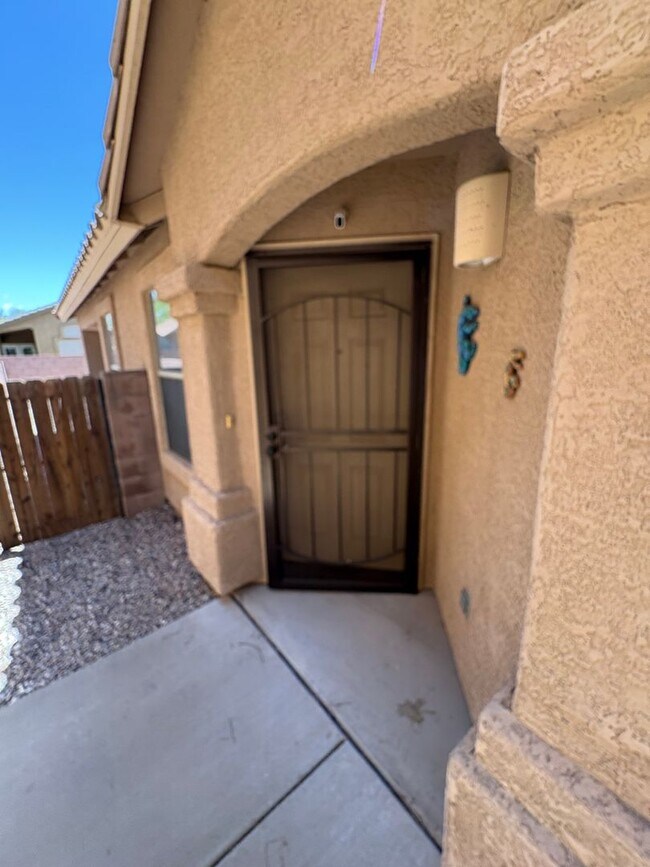 Foto del edificio - 4 bedroom two bath close to Cienega High S...
