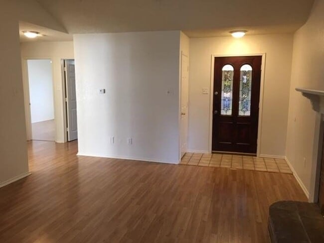 Building Photo - 3 bedroom single-family in Burleson ISD