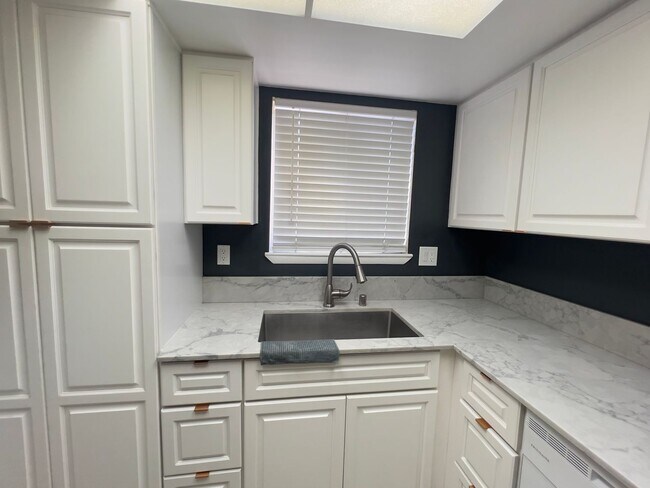 Foto del edificio - 1 bedroom, 1 bathroom, Condo located in Northwest