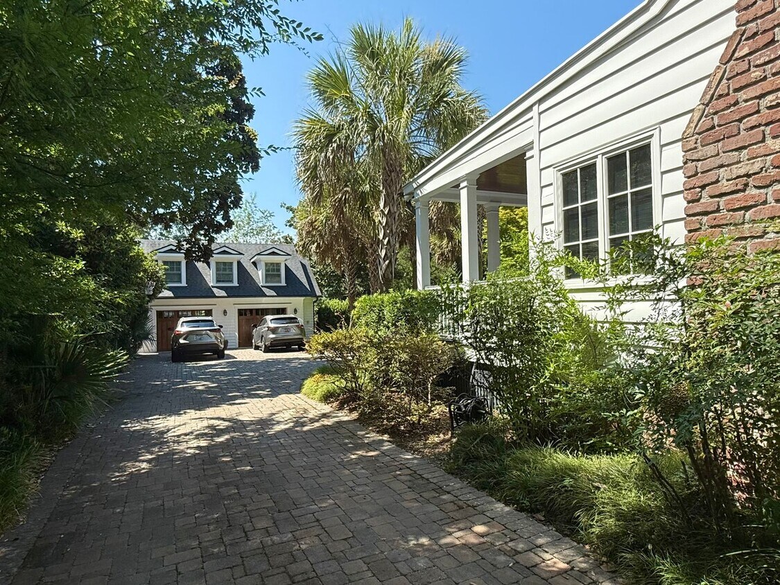 Foto del edificio - Stunning Single Family Home in The Crescent