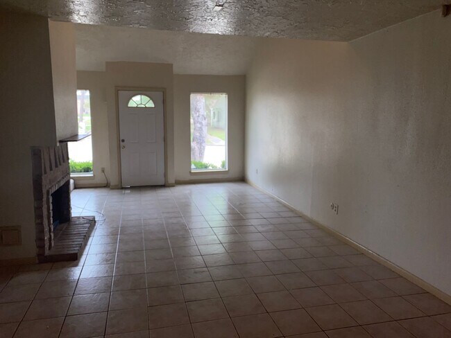 Foto del edificio - 4 Bedroom For Rent! $500 off the First month if you apply NOW!