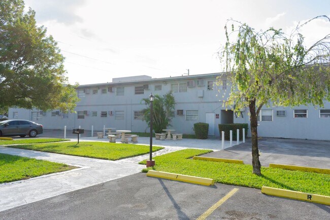 Foto del edificio - For Rent 1/1 for $1,550 near Miami Interna...