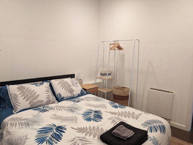 Memory foam queen bed - 26 Saddle Brook Ct