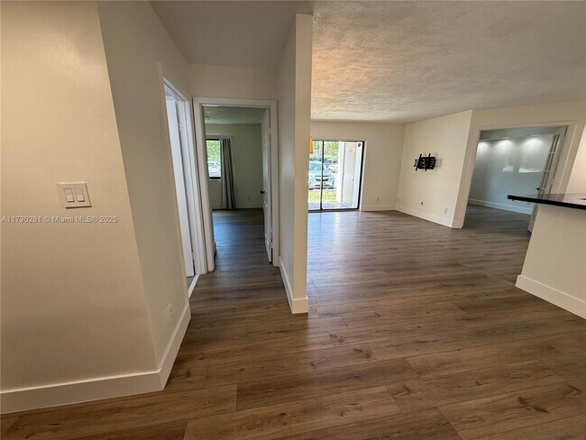 Foto del edificio - 650 S Park Rd