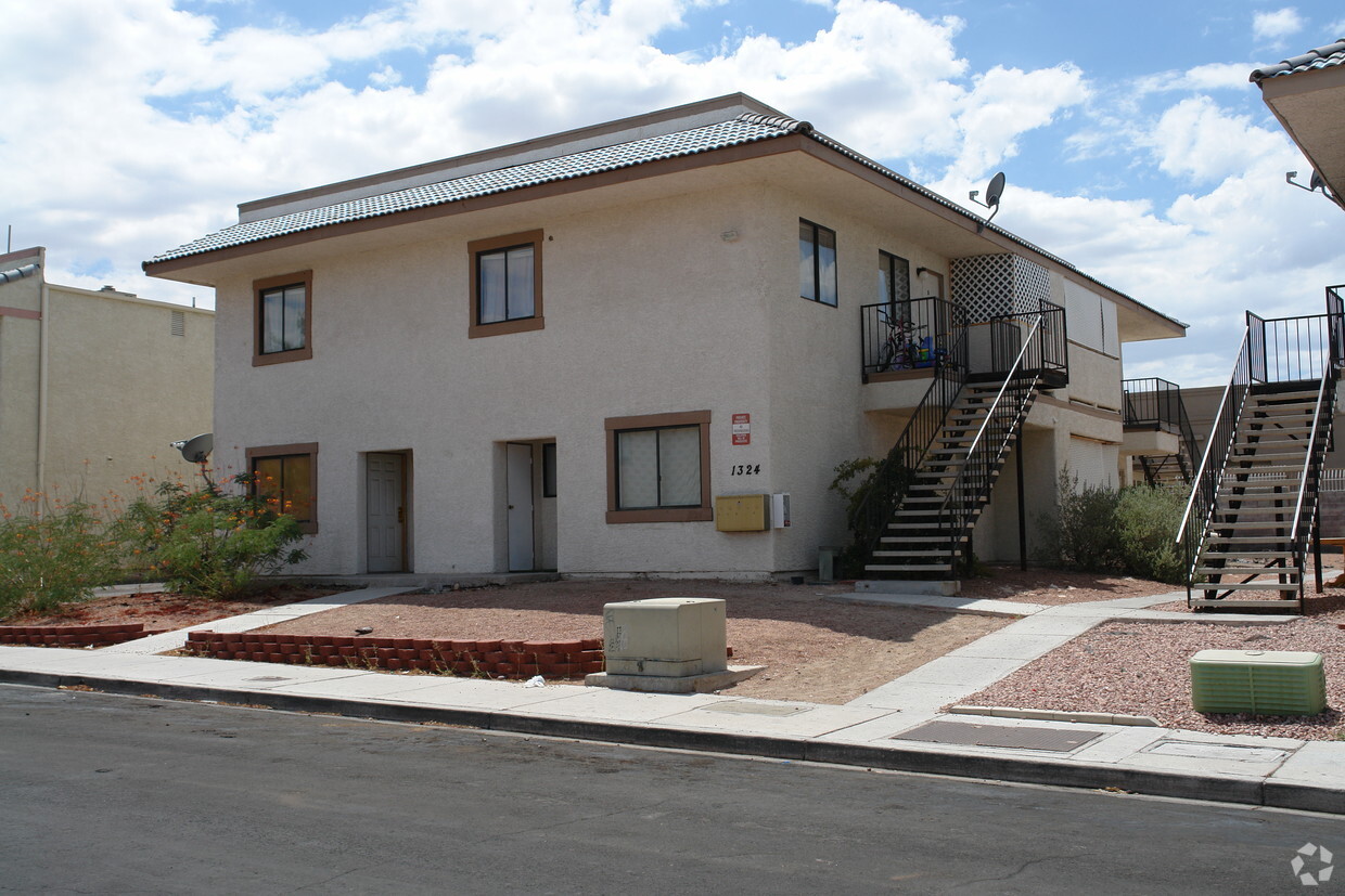 Primary Photo - Kari Apartments