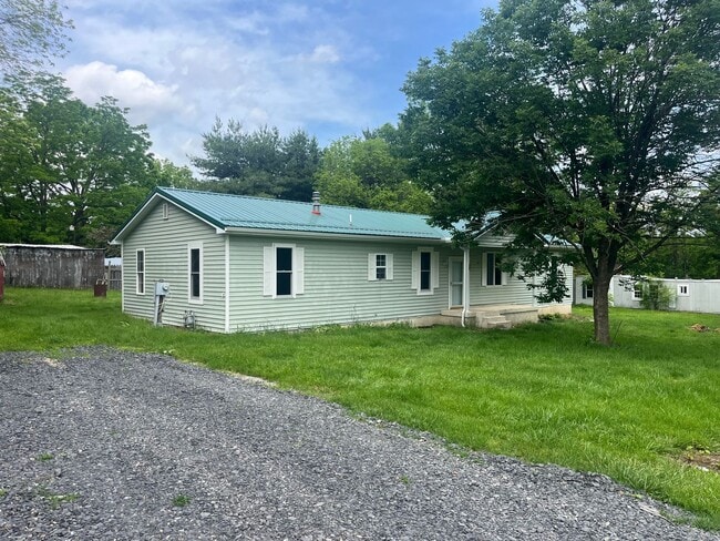 Building Photo - 3 Bedroom, 2 Bath House