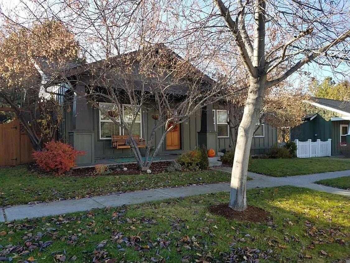 Primary Photo - Adorable single-level 3x2 in desirable Fox...