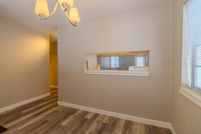 Building Photo - Charming, Updated Condo in Prime Downtown Traverse City Location!
