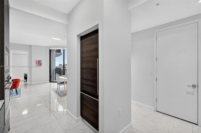 Foto del edificio - 301 Altara Ave
