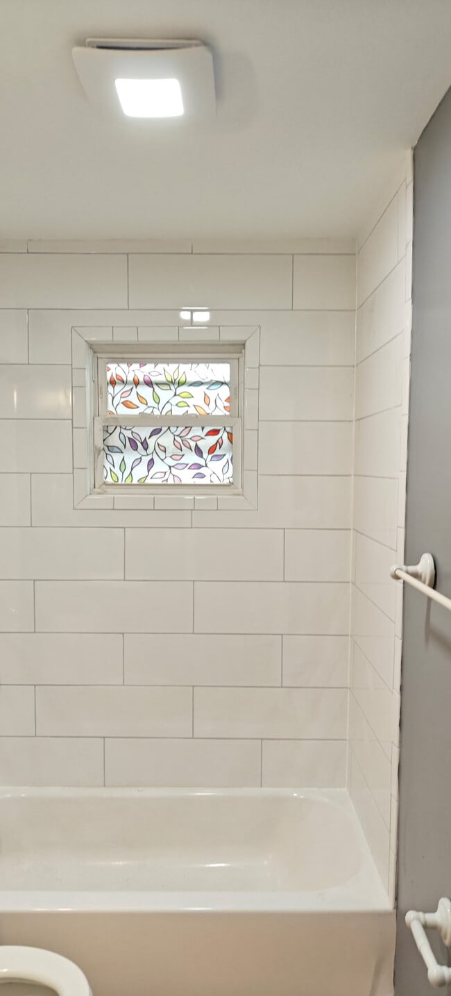 Building Photo - 726 Golden Ave