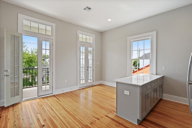 Building Photo - Historic Garden District Renovation with Front Balcony one block to St. Charles Streetcar!