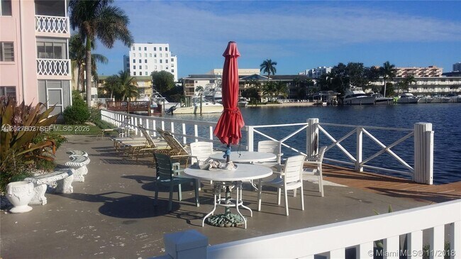 Foto del edificio - 450 Golden Isles Dr
