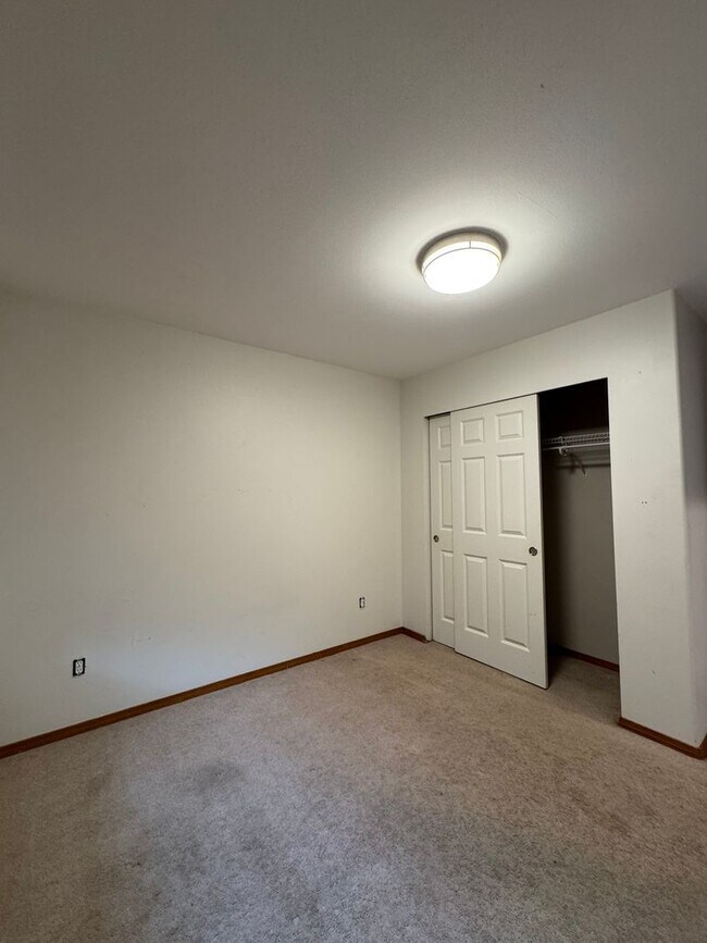Foto del edificio - Spacious 4-Bedroom Home for Lease in Cul-d...