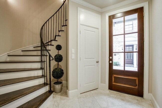 Foto del edificio - Striking Mediterranean 3-story townhome w 3 beds, 3.5 baths, 2 car & private backyard-patio