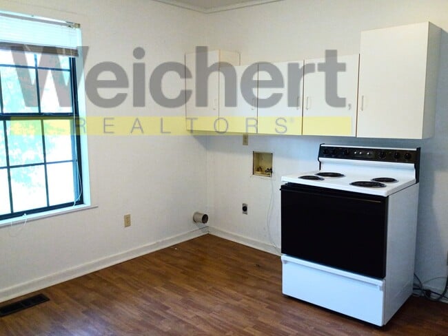 Building Photo - Cozy 2 Bed, 1 Bath Home