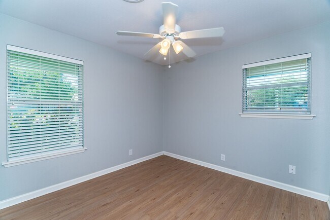 Foto del edificio - RENOVATED 2-BEDROOM TERRELL HEIGHTS DUPLEX