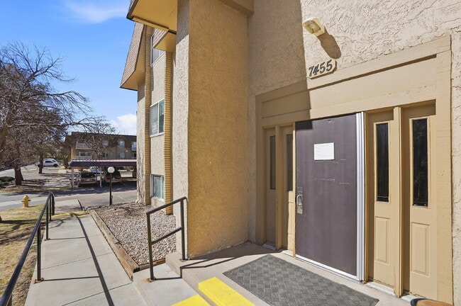 Foto del edificio - $1,395.95 - 1 Bed, 1 Bath Condo in Denver with Outdoor Patio Space