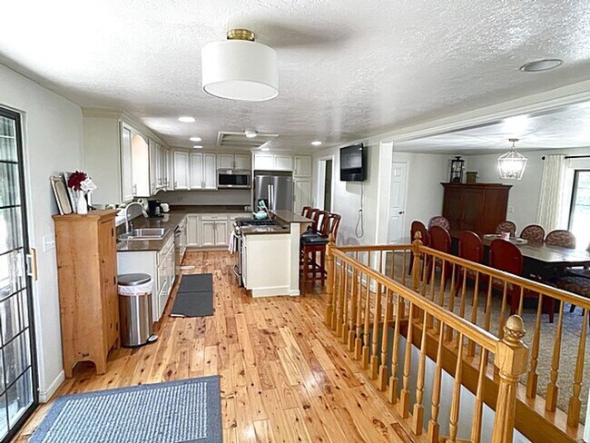 Building Photo - Mountain Retreat Home in Summit Park
