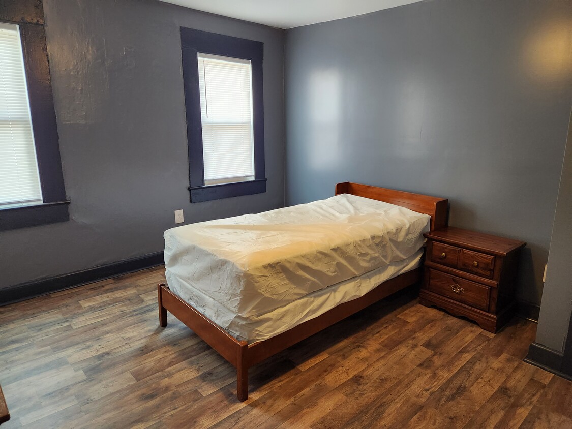 Dormitorio n.o 1 (Ángulo uno): $950.00 - 117 W Piedmont St