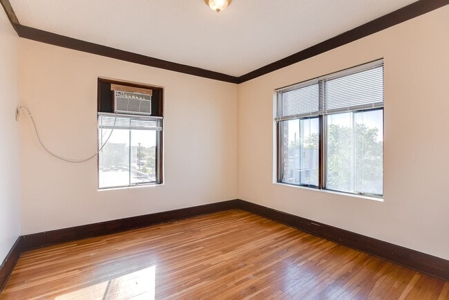 Foto del interior - Lakesbury Apartments | Leasing Studio, Alcove, & 1-Bedroom Apartments!