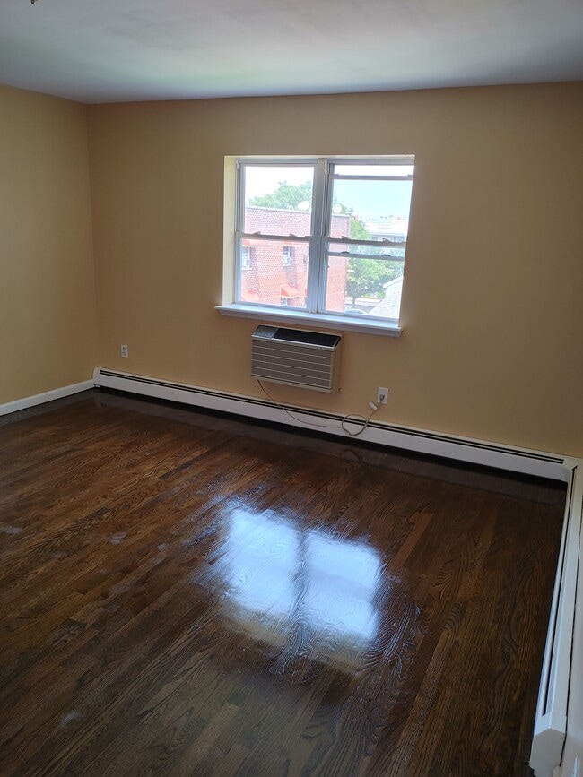 Master Bedroom - 528 Throggs Neck Expy