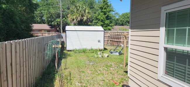 Building Photo - 6107 W 1st Manor