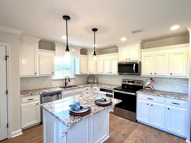 Foto del edificio - Elegant & Spacious 4-Bedroom Home in Hahira with Gourmet Kitchen, Private Backyard & Luxurious Ow...