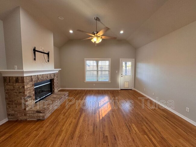 Foto del edificio - 528 North Willow Pl W