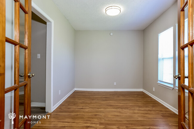 Building Photo - Lovely Three Bedroom