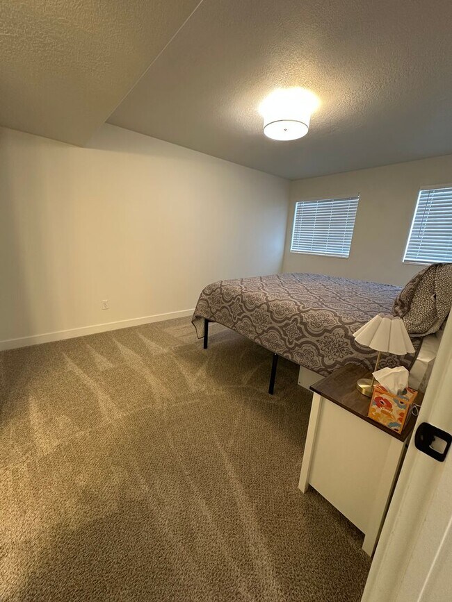 Building Photo - Partially furnished condo in Orem
