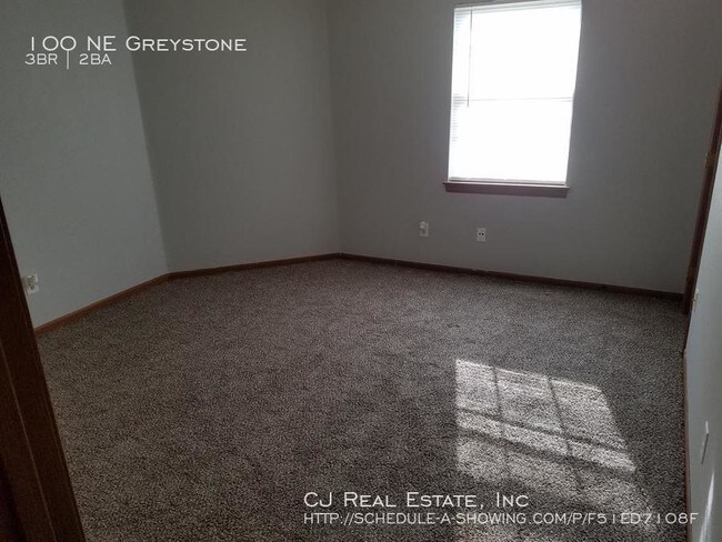 Building Photo - 100 NE Greystone Dr