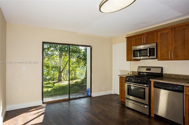 Foto del edificio - 5927 Ithaca Cir W