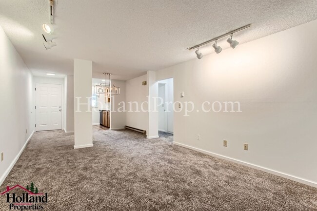 Building Photo - Single level condo in a Great Area!
