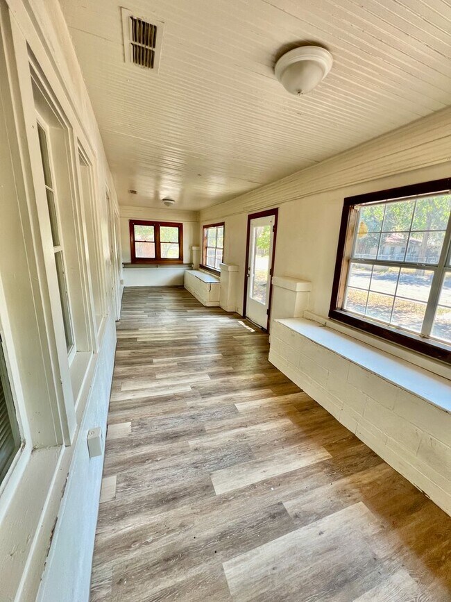 Foto del edificio - Available NOW!