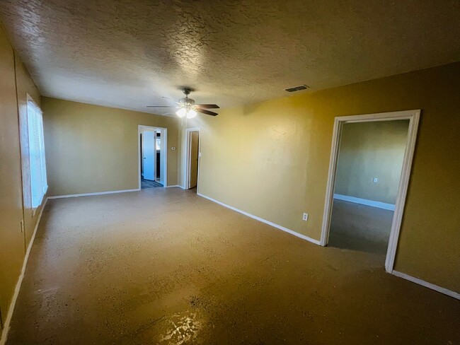 Building Photo - 501 S Avenue B