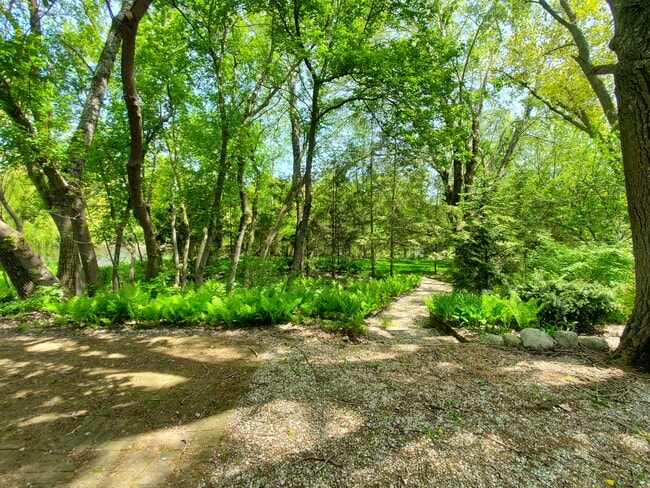 Building Photo - 550 N Mill St