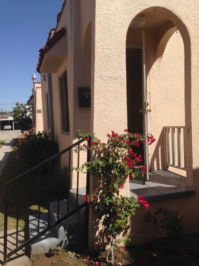 entrance to unit - 1018 Boynton St