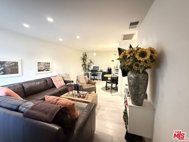 Foto del edificio - 2857 N Los Felices Rd