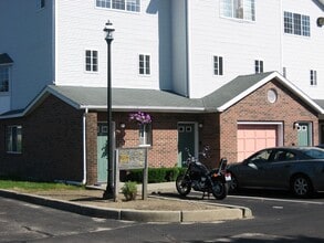 Building Photo - 1735 Main St