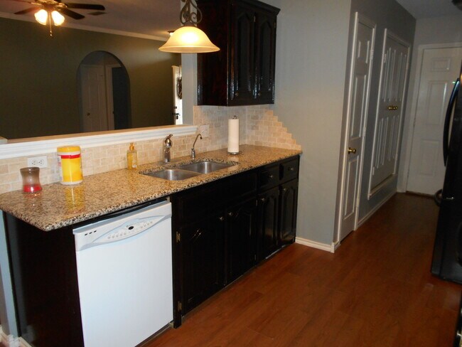 Foto del edificio - Beautiful 3/2/2 w/large master